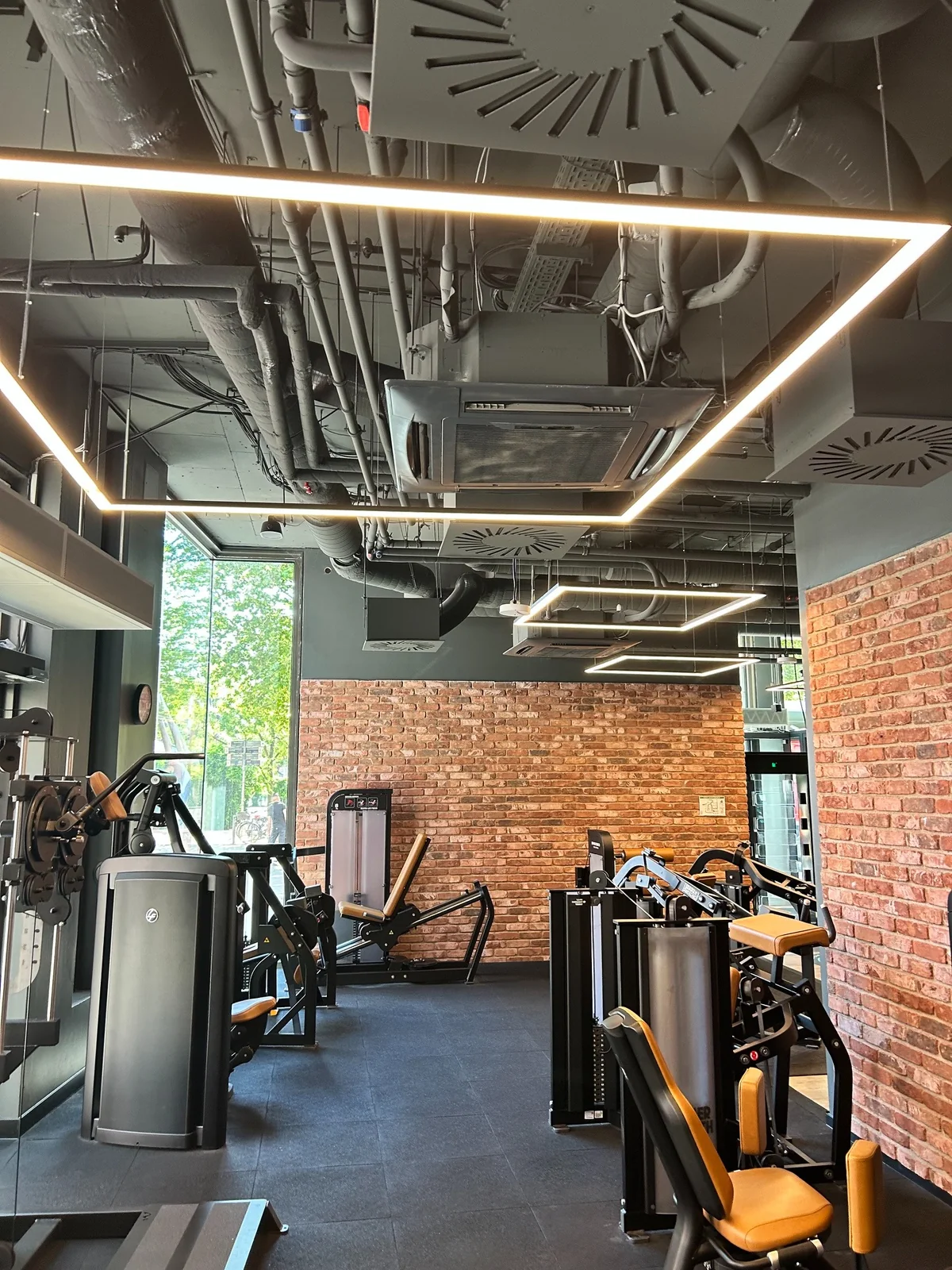 Eingangsbereich und EVO Logo im EVO Fitness Wiesbaden