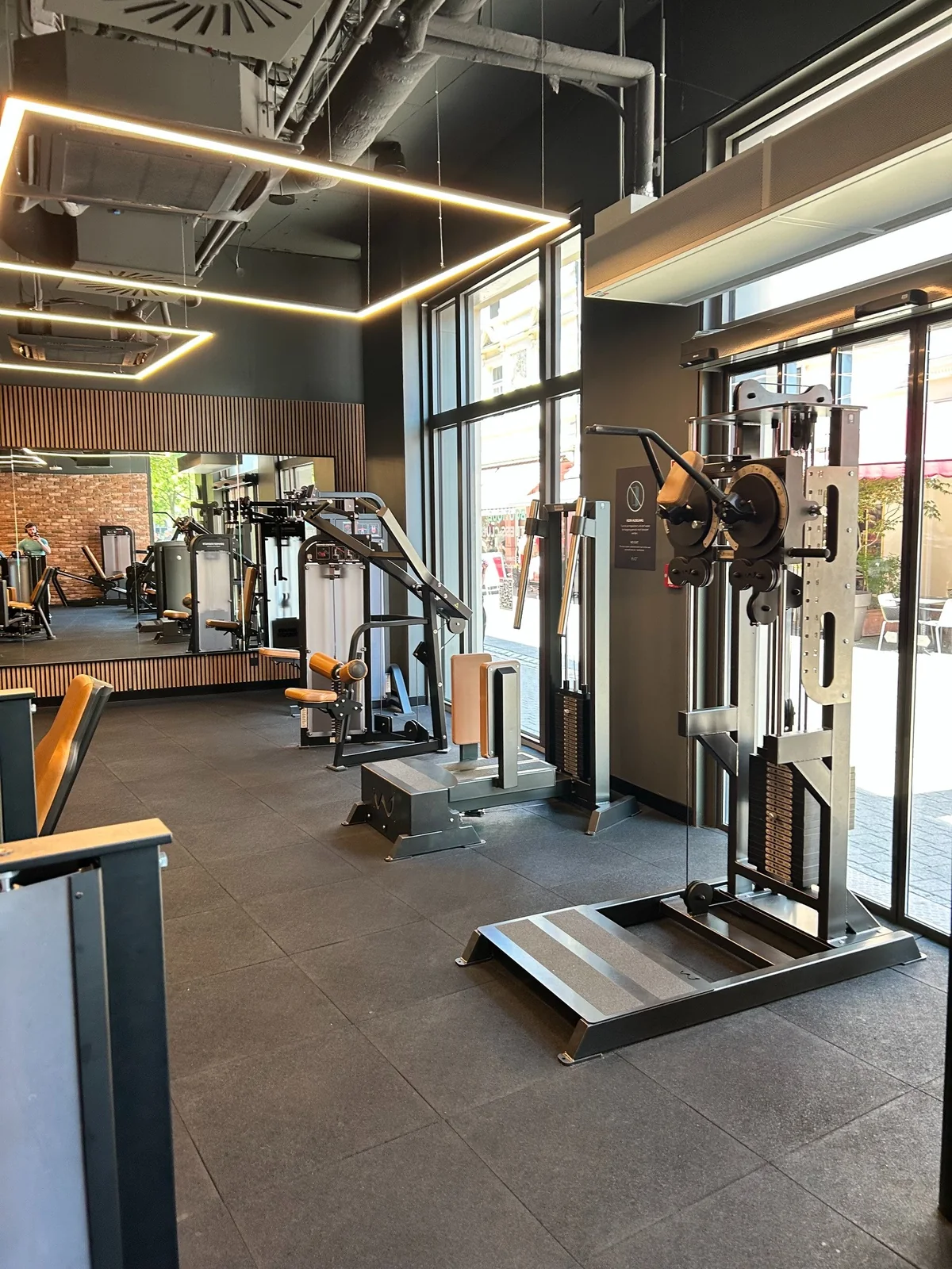 Gerätebereich im EVO Fitness Wiesbaden